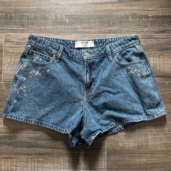 Hollister Pants - Hollister High Rise A-Line Shorts Floral Embroidery